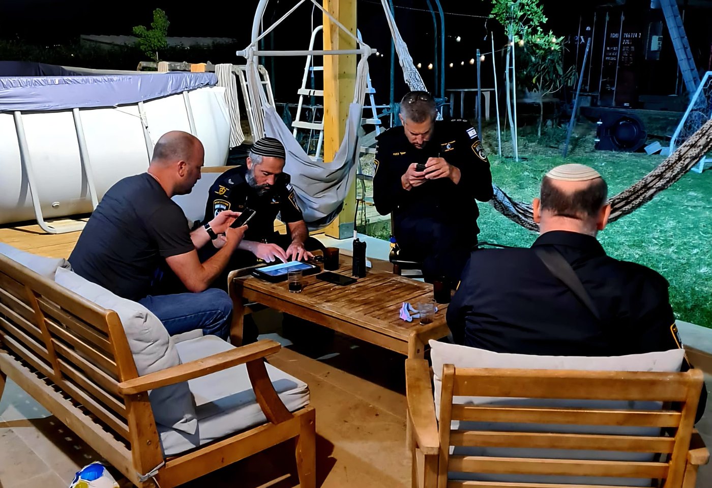 ח"כ קרויזר עם הכוחות בביתו