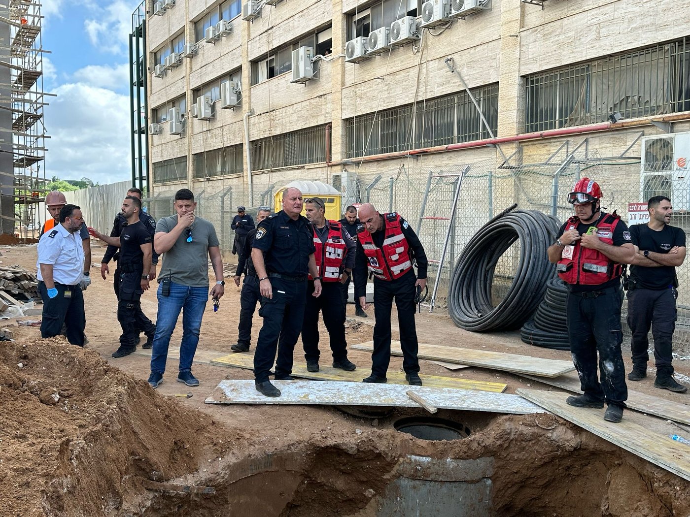 צינור נפל על הפועלים: הרוג ופצוע בתאונת עבודה בבני ברק