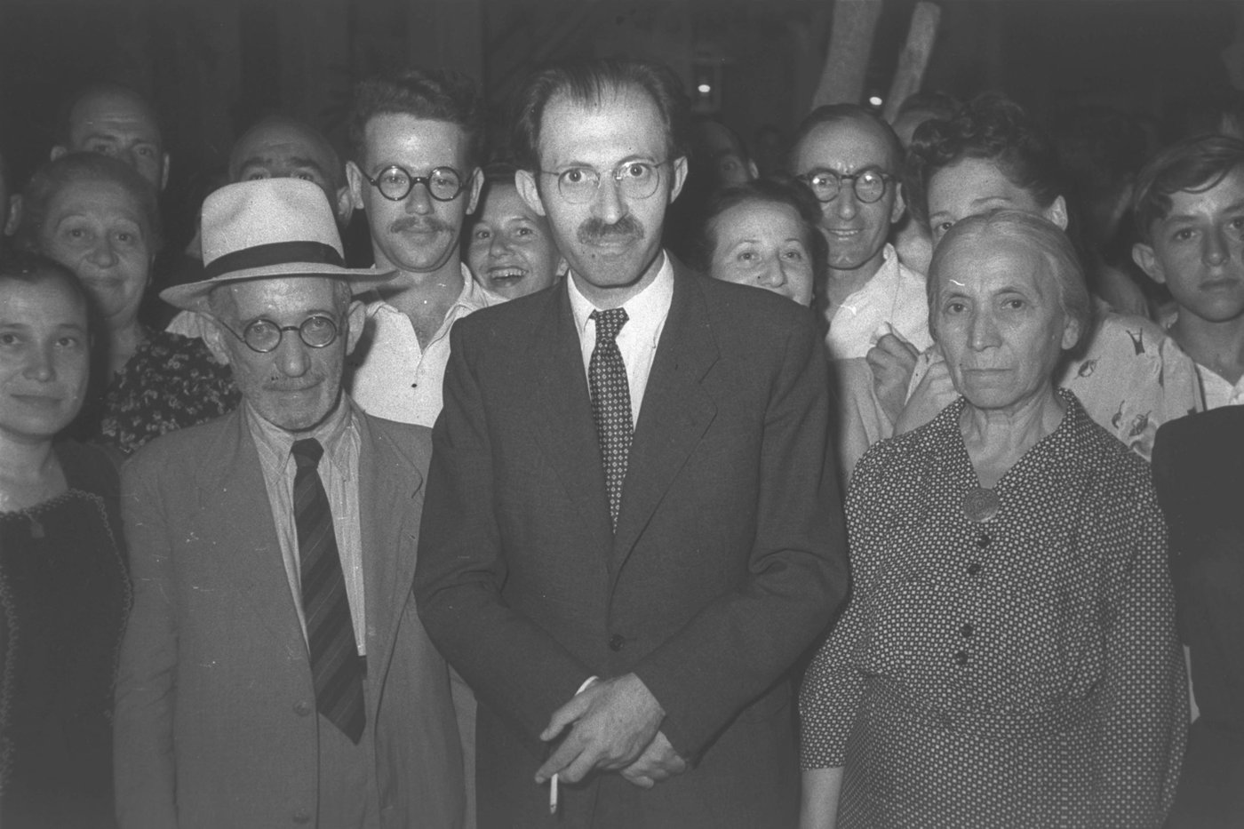 מנחם בגין עם הוריו של דוד רזיאל בשנת 1948 (הנס פיין, לע"ם)
