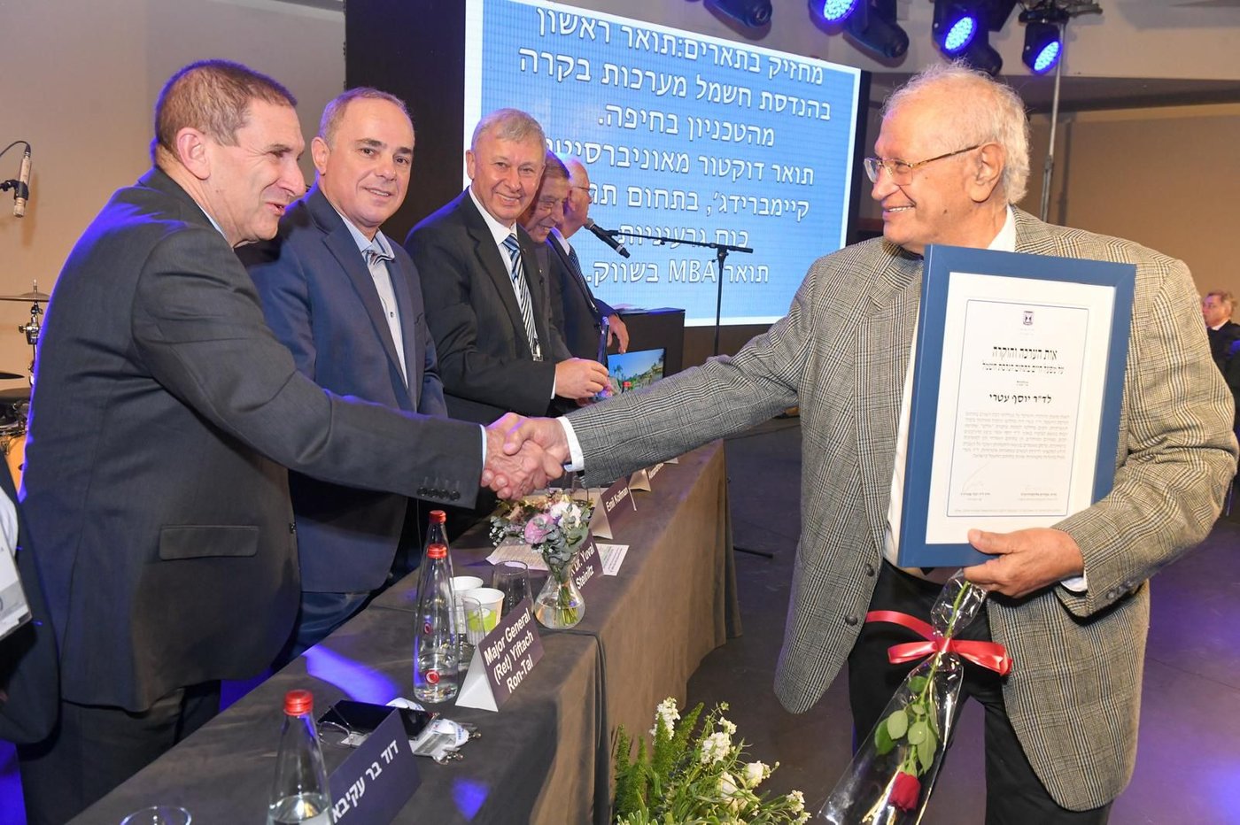 ד"ר יוסי עטרי ז"ל, כשקיבל פרס מפעל חיים לאנרגיה מהמדינה (באדיבות המשפחה)