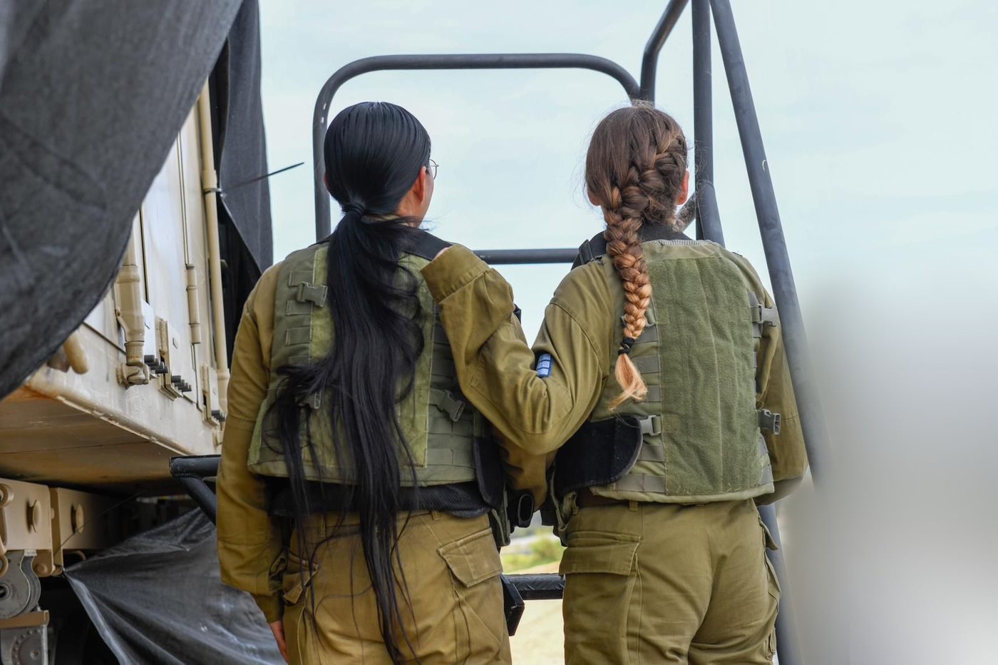 לוחמות הגנ"א ליד מערכת מגן אור (דובר צה"ל)