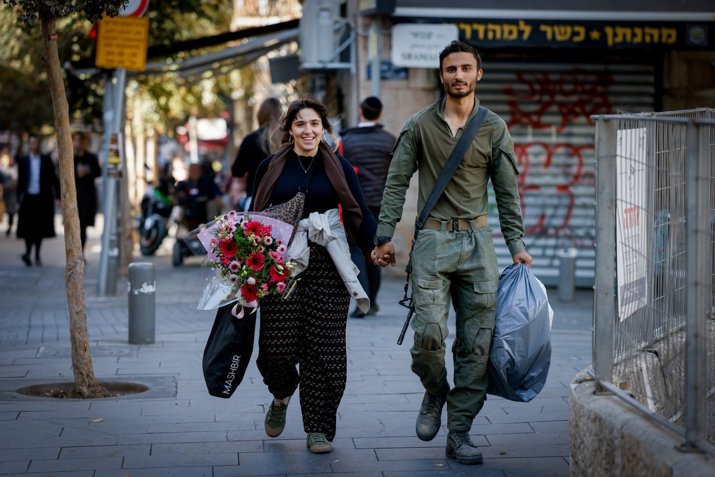 זוגיות בזמן מלחמה, אילוסטרציה.