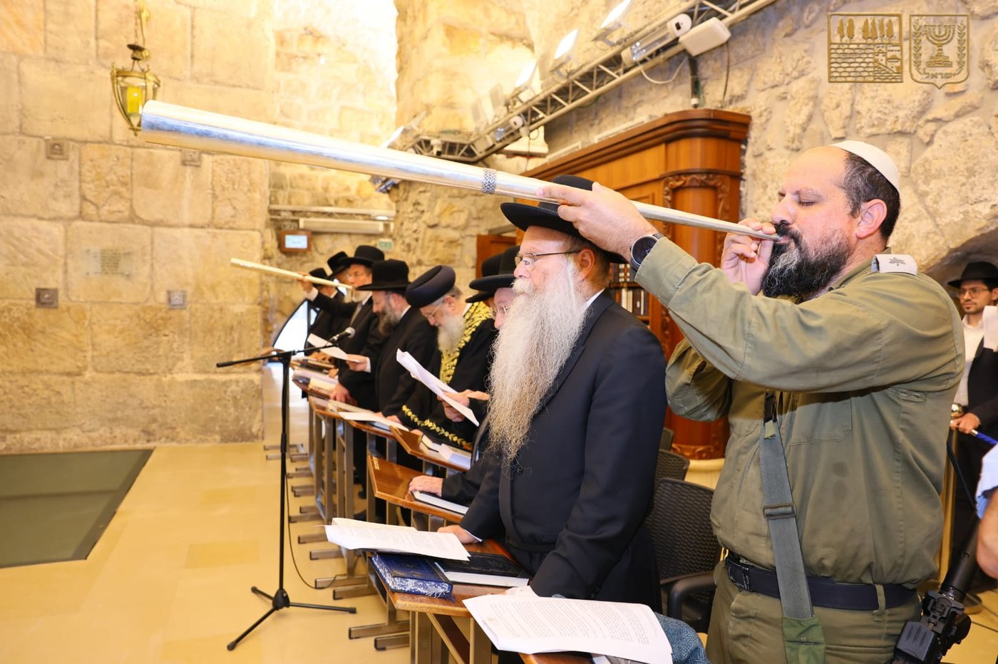 צפו: הרבנים התפללו בכותל להצלחת המבצע באיראן