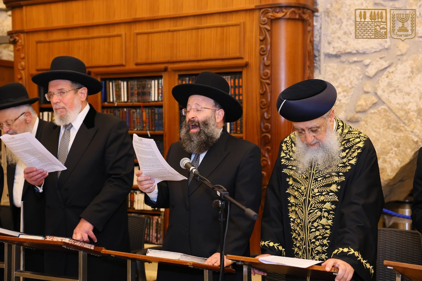 צפו: הרבנים התפללו בכותל להצלחת המבצע באיראן