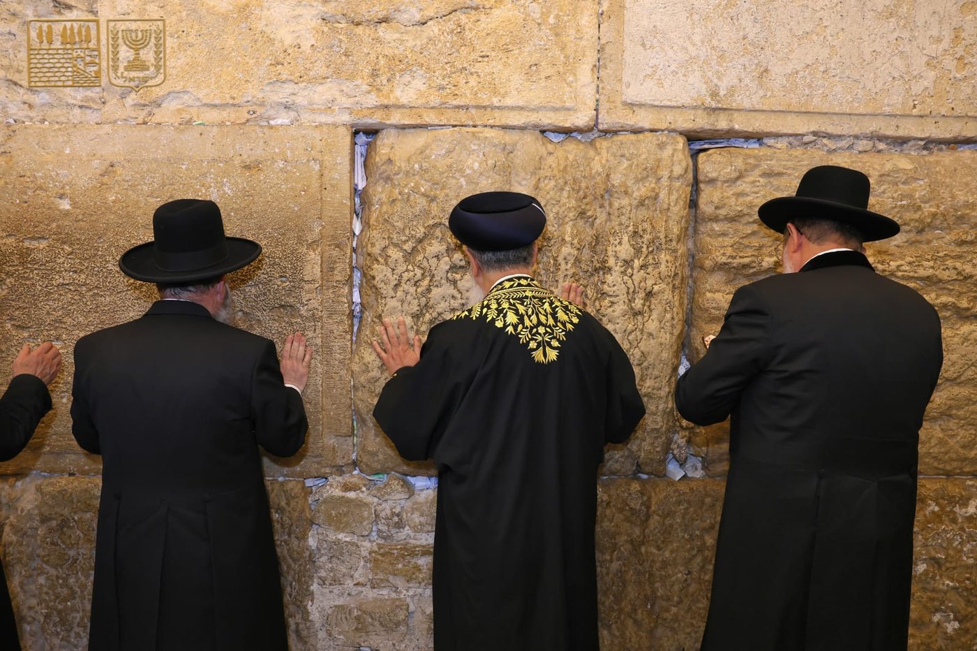 צפו: הרבנים התפללו בכותל להצלחת המבצע באיראן
