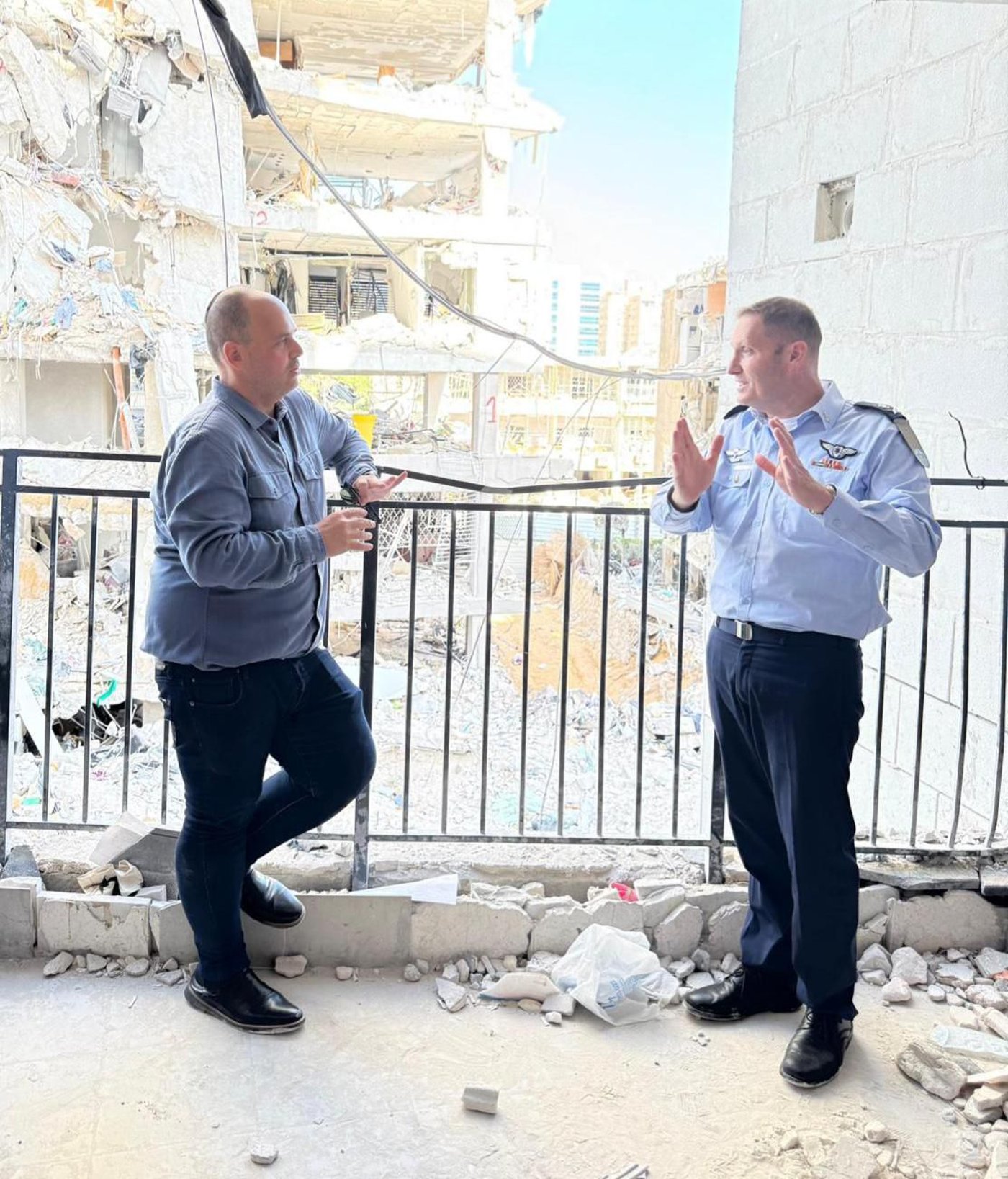 לראשונה: מפקד חיל האוויר ביקר בזירת הפגיעה של הטיל האיראני
