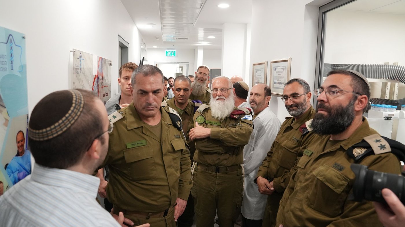 הרמטכ"ל בביקורו בבסיס הרבנות הצבאית יחד עם הרבצ"ר הרב קרים.