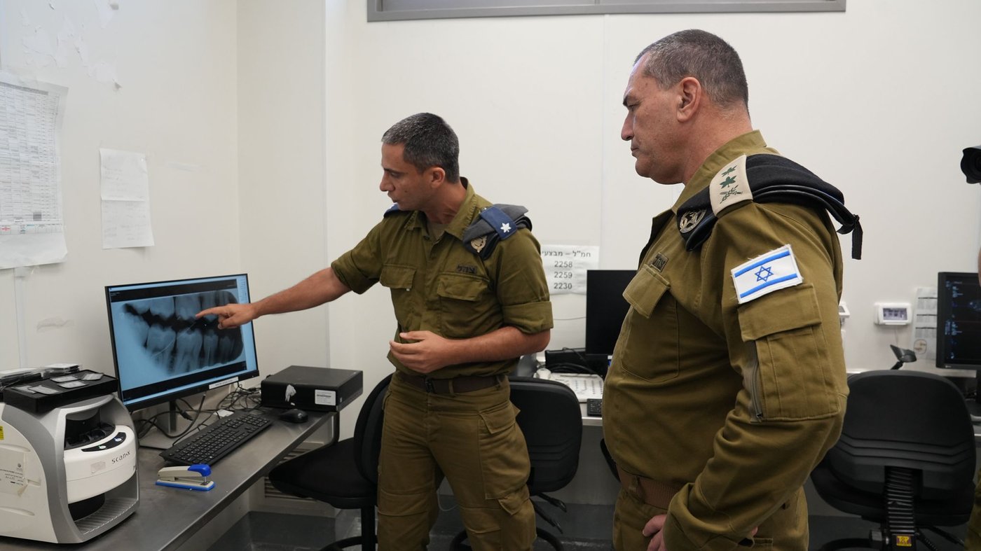 הרמטכ"ל בביקורו במחנה שורה.