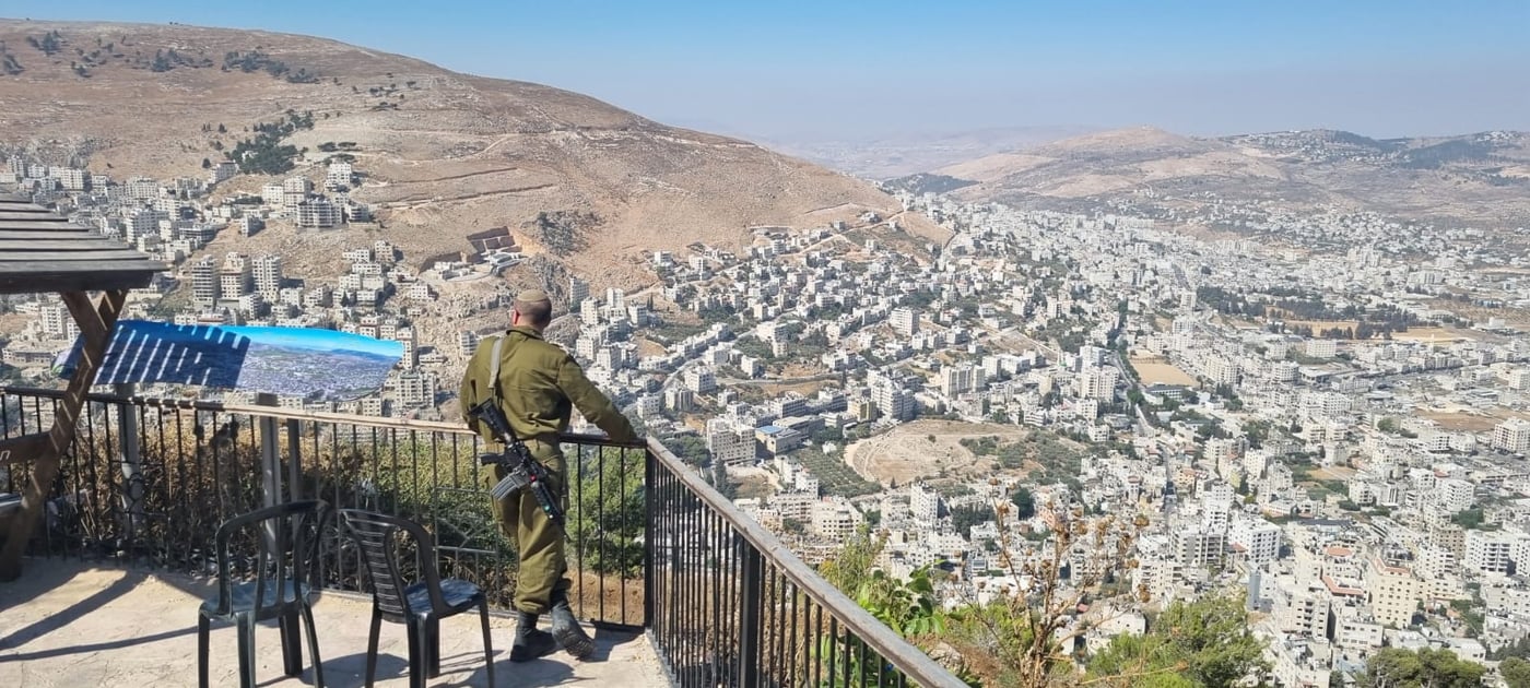 המרפסת בהר גריזים צופה על שכם (קובי פינקלר, סרוגים)