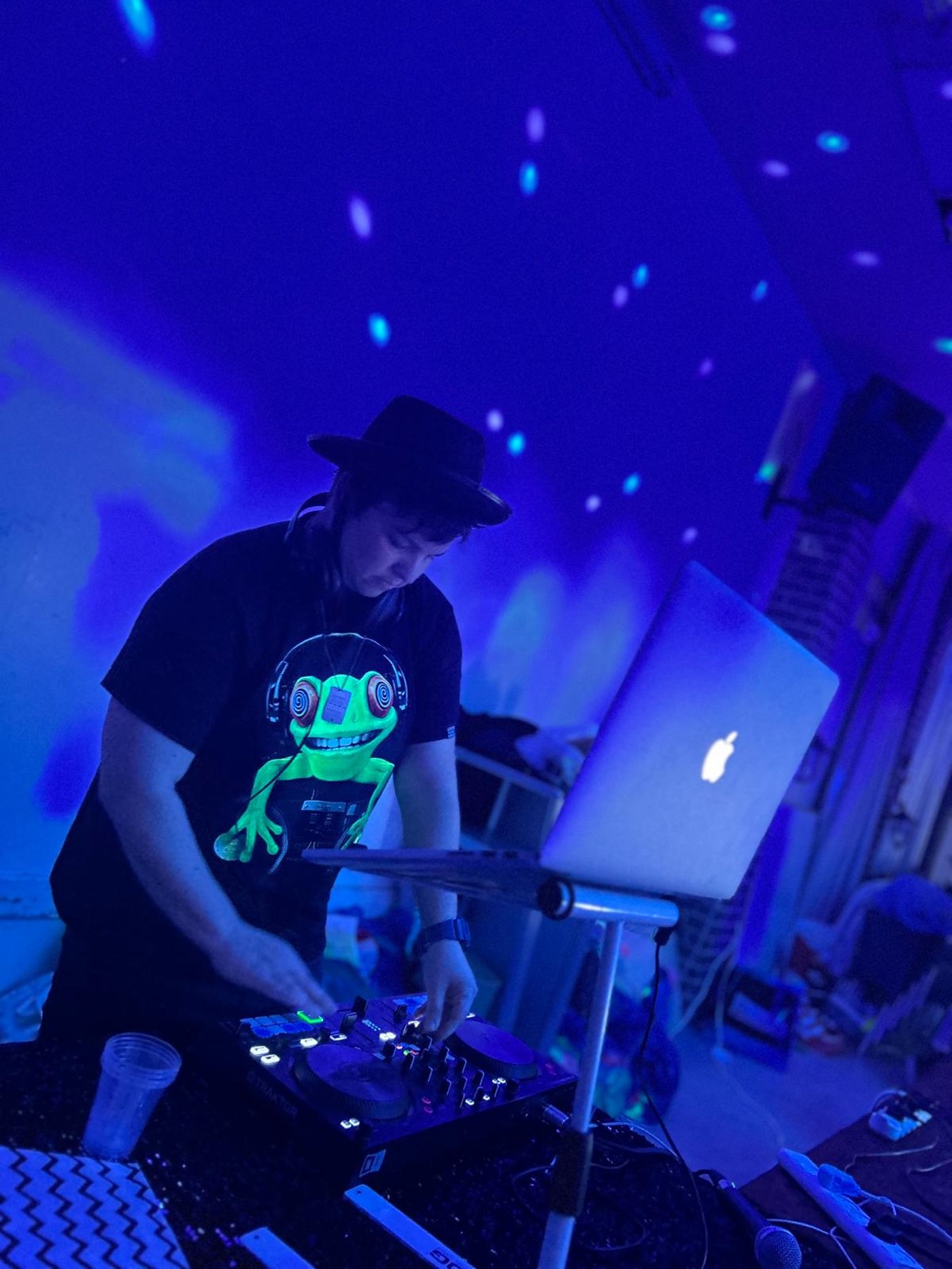 DJ ברכה פומרנץ בעבודה