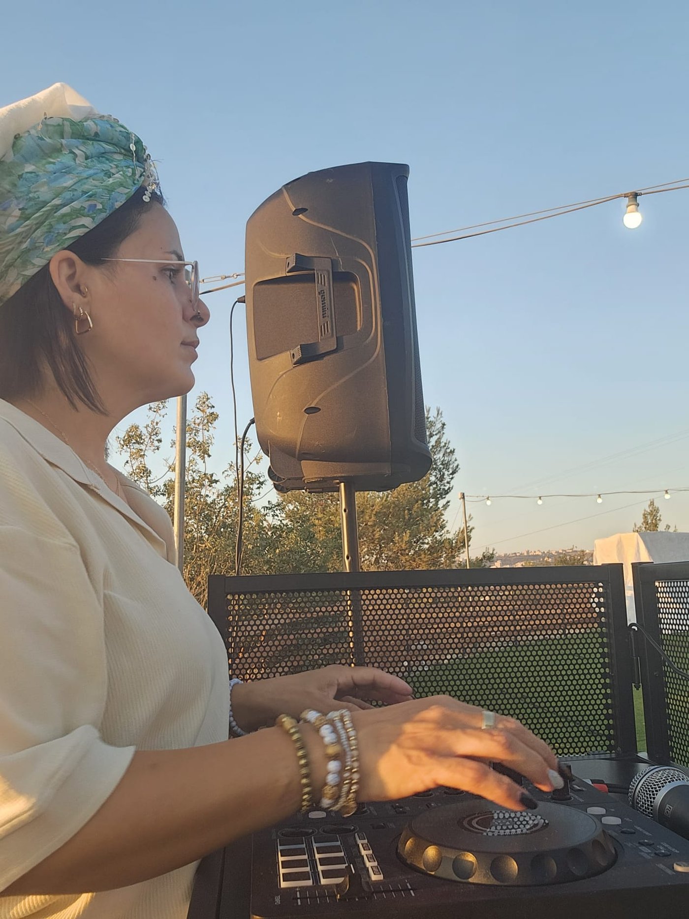 DJ אסתר הילמן בפעולה.