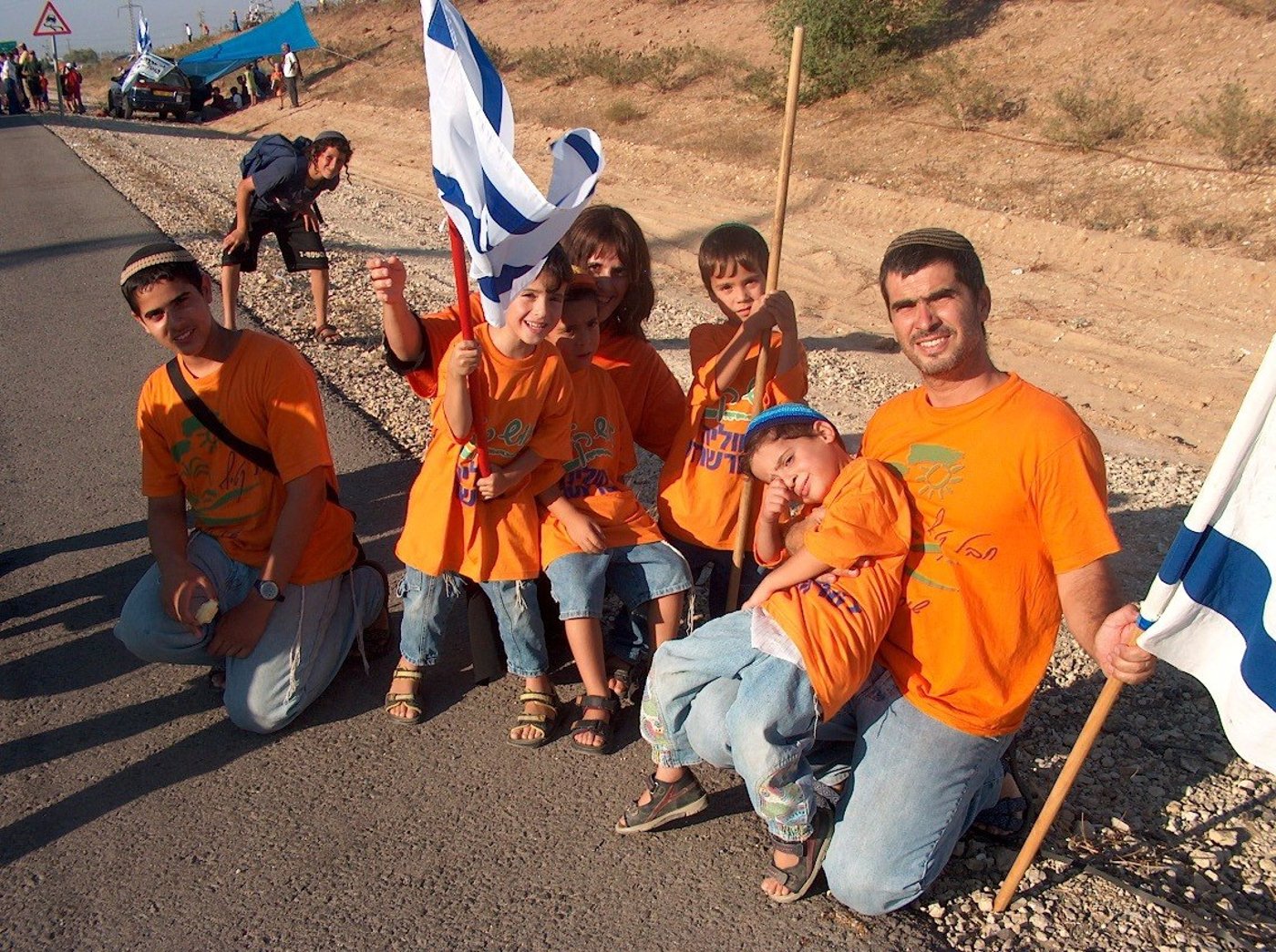 אליסף כהן ומשפחתו בשרשת האנושית 2005.