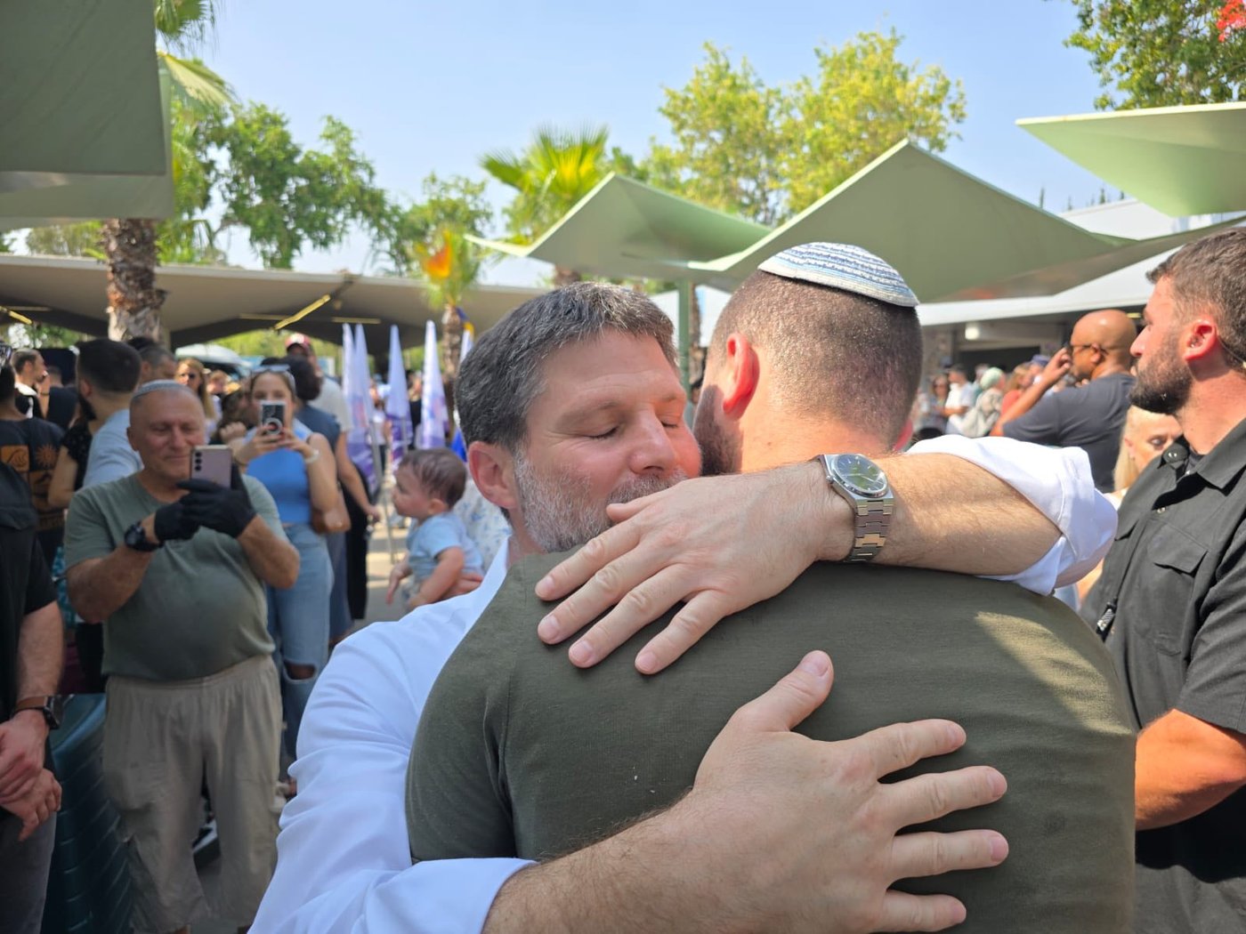 השר סמוטריץ' עם בנו בניה בבקו"ם.
