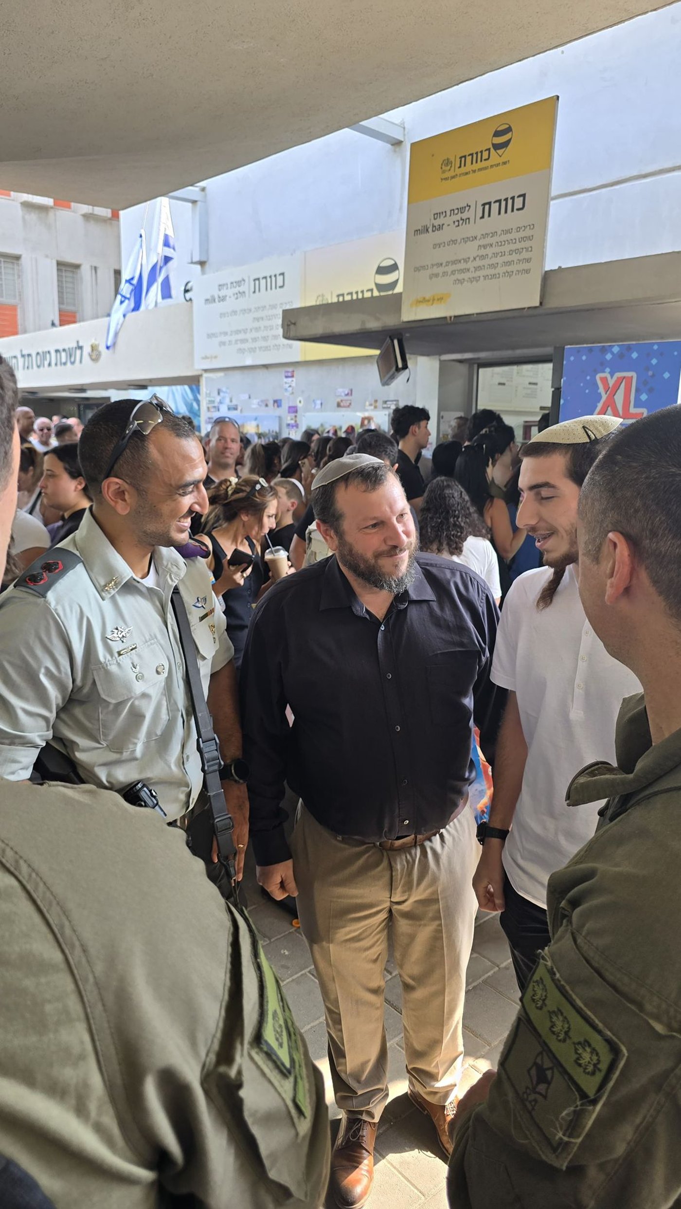 השר עמיחי אליהו מלווה את בנו ביום הגיוס לגבעתי.