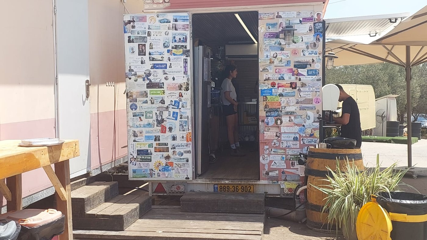 הפוד טראק של קפה רוחמה עם קיר הסטיקרים.
