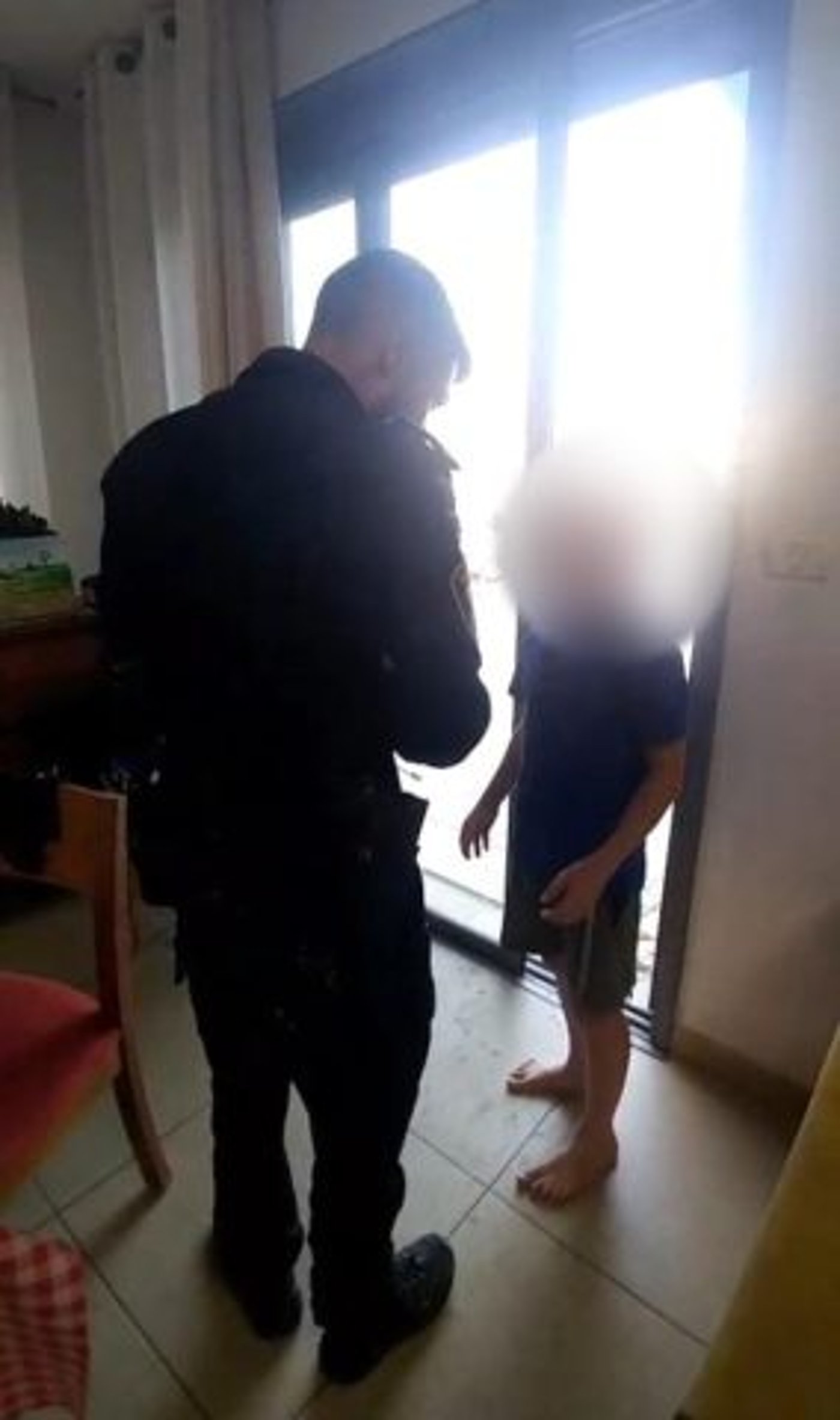 השוטרים עוצרים את הילד בבית הרב ליאור