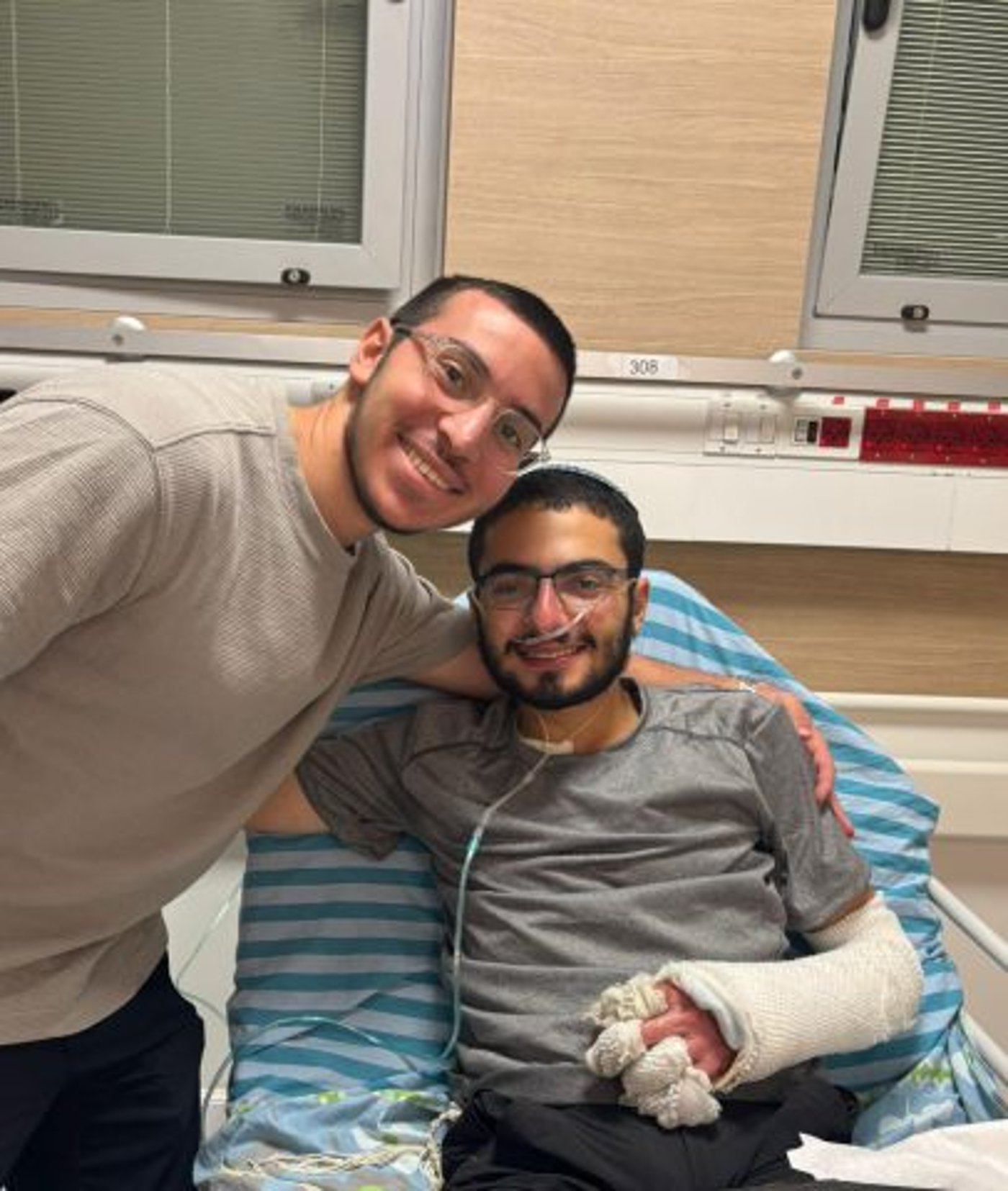איתן מאיר סבג עם חבריו לישיבה.