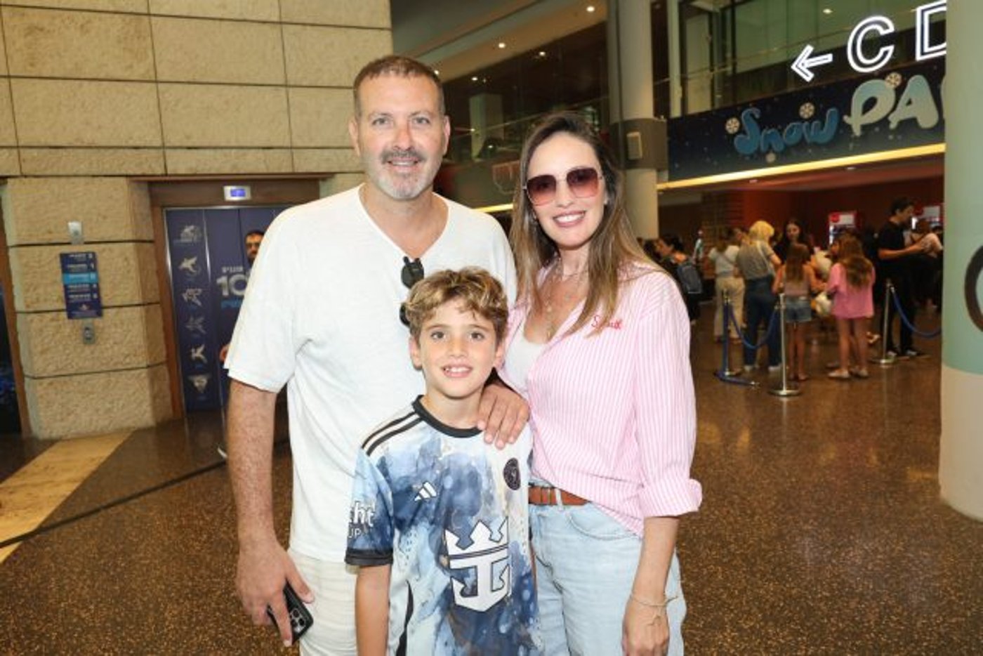 מלא לוי עם משפחתה, פרימיירת המחזמר "אנני"
