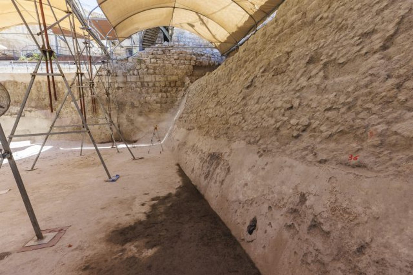 קיר הסכר מתקופת הבית הראשון שנחשף בעיר דוד. מבט מדרום. (אליהו ינאי עיר דוד)