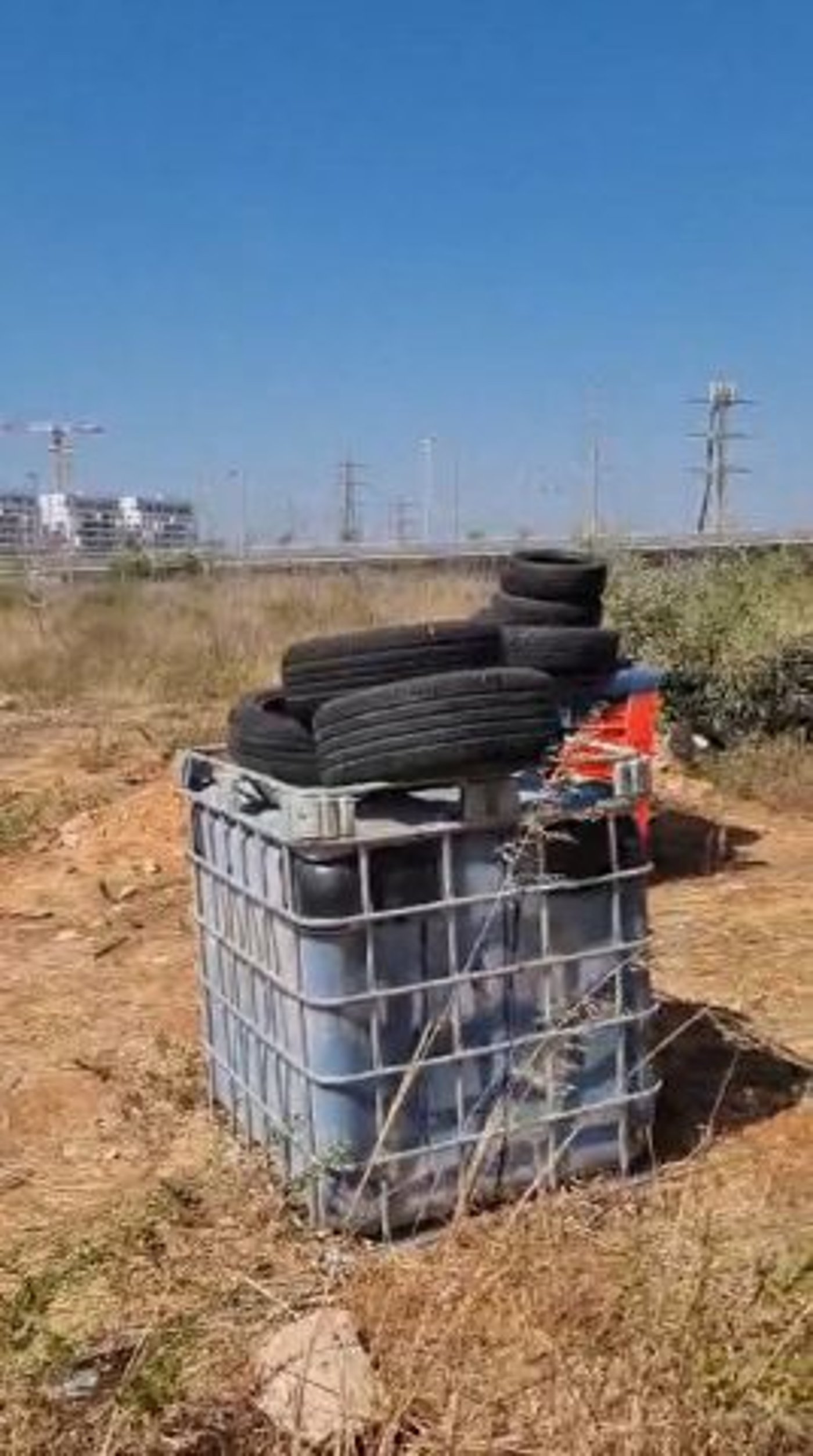 מצבור הצמיגים ומיכל הדלק שאותר על ידי המשטרה.