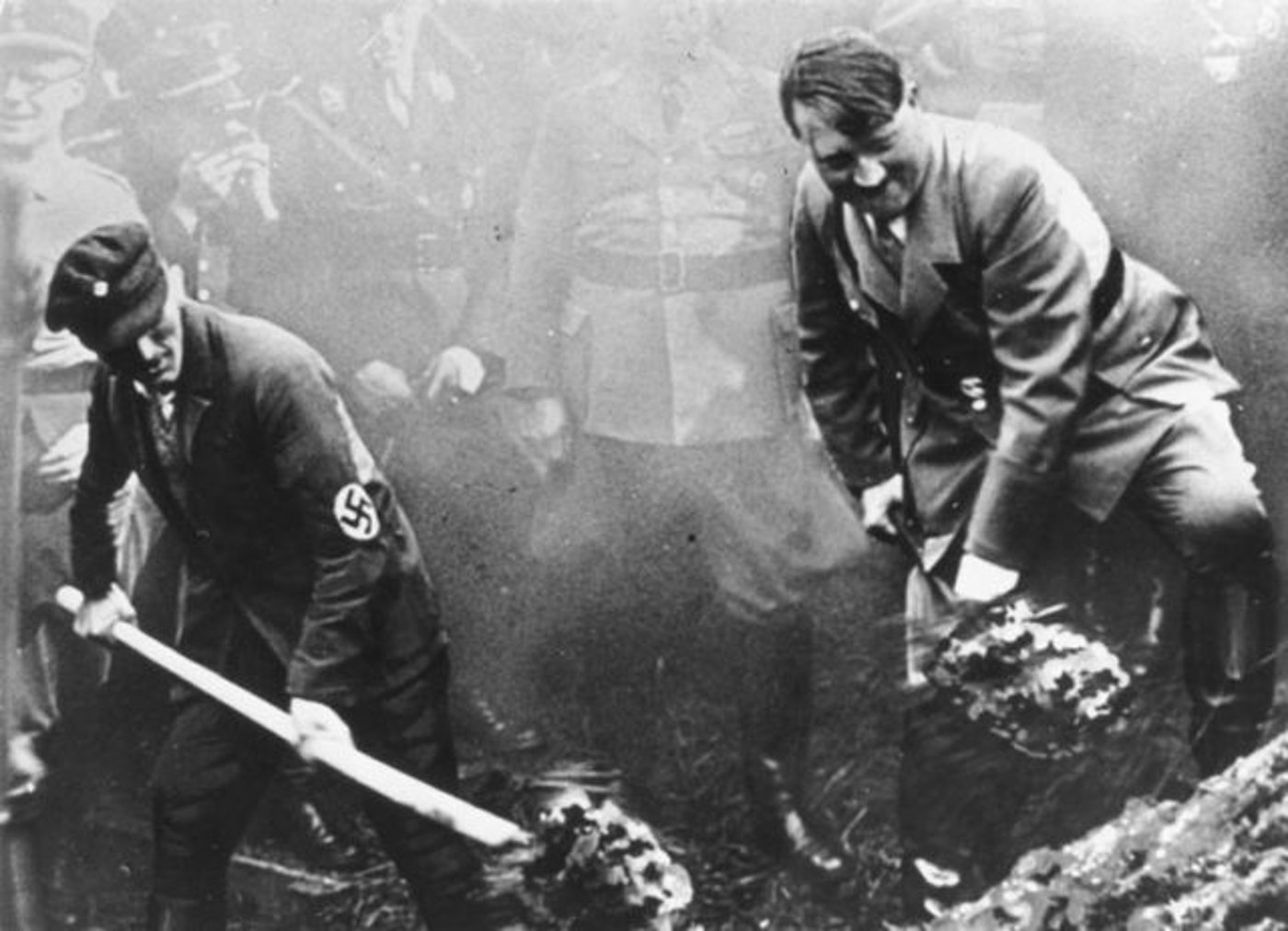 1933 היטלר חונך את העבודות לסלילת כביש מהיר (German Federal Archives, ויקימדיה)