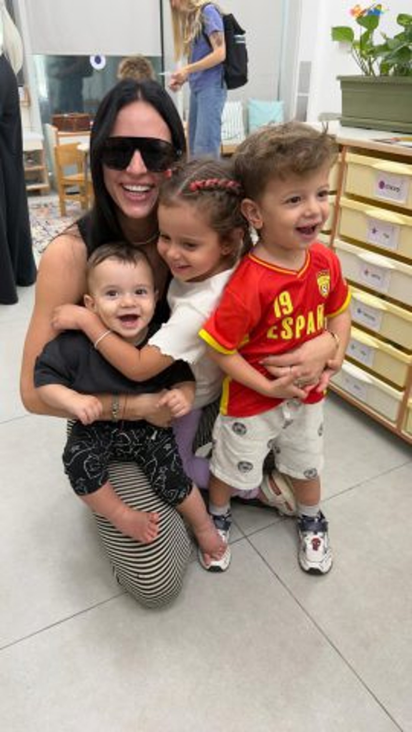 קורין גדעון עם ילדיה. (צילום מסך מתוך אינסטגרם)