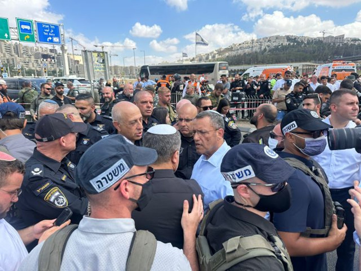ליאון בזירה |