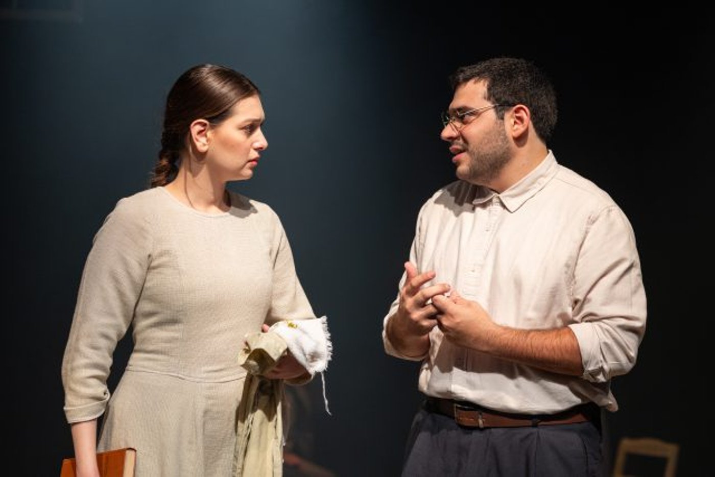 גל זק ואנה פוגטש מתוך סיפור פשוט תיאטרון החאן.