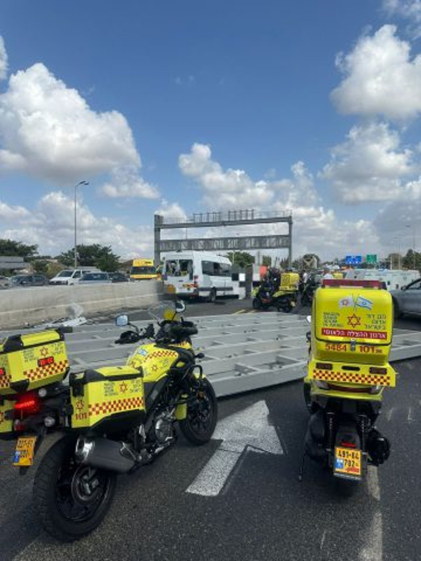 תאונה קטלנית במחלף גלילות: שלט התנתק ממשאית ופגע במיניבוס