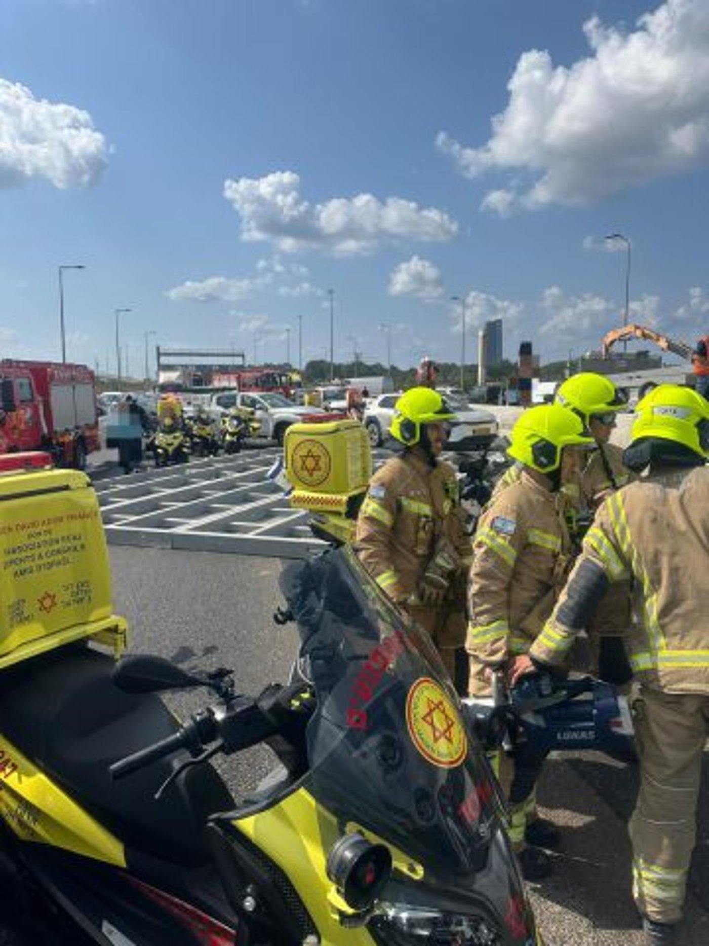 תאונה קטלנית במחלף גלילות: שלט התנתק ממשאית ופגע במיניבוס
