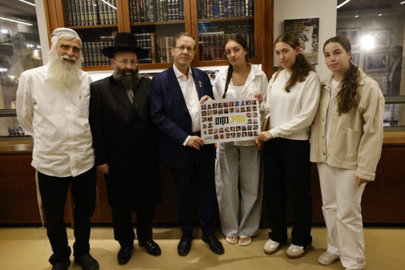 צפו. הרצוג נפגש עם שורדות השבי במהלך סליחות בכותל