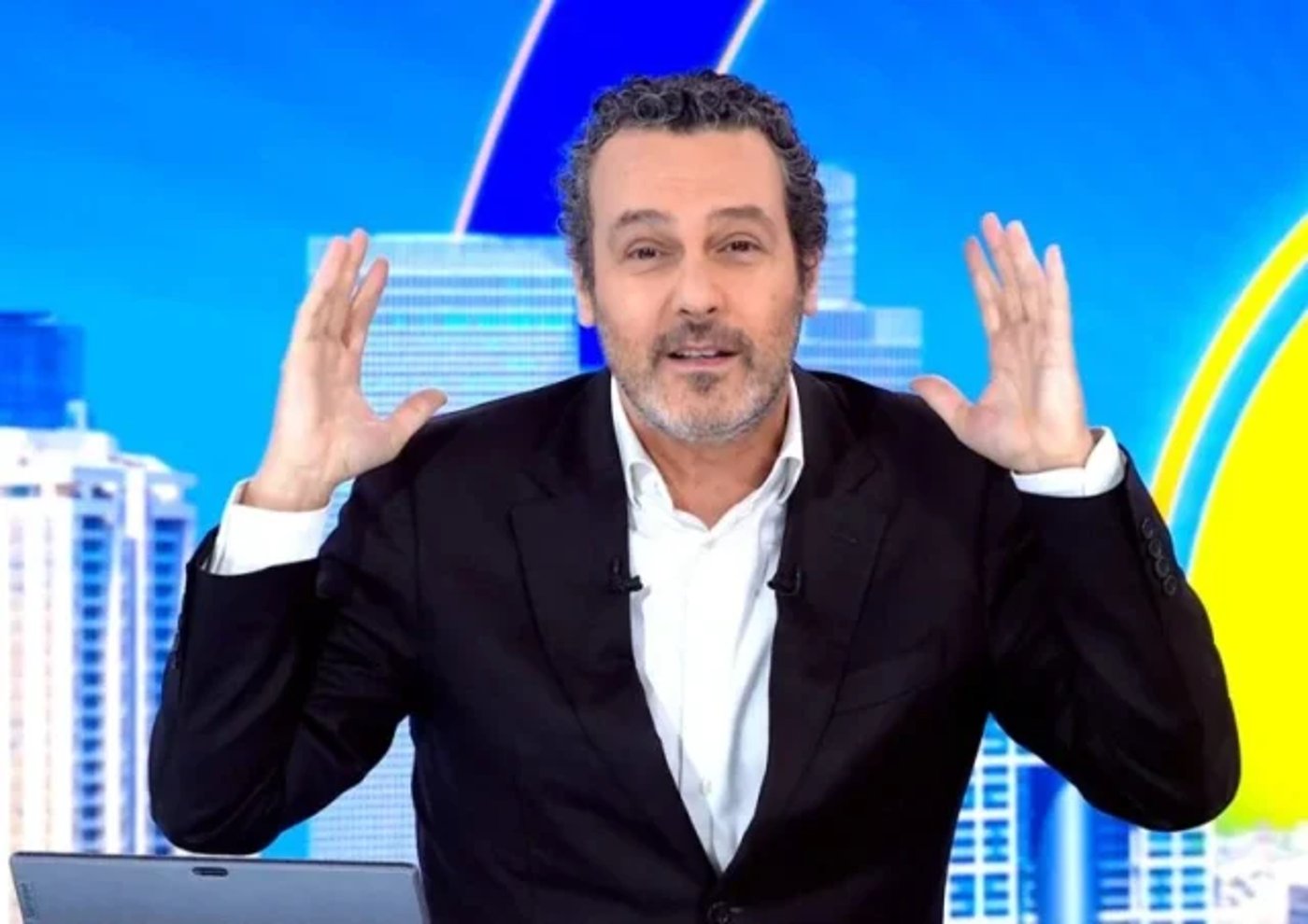 עודד מנשה משדר בערוץ 14. (צילום מתוך הערוץ)