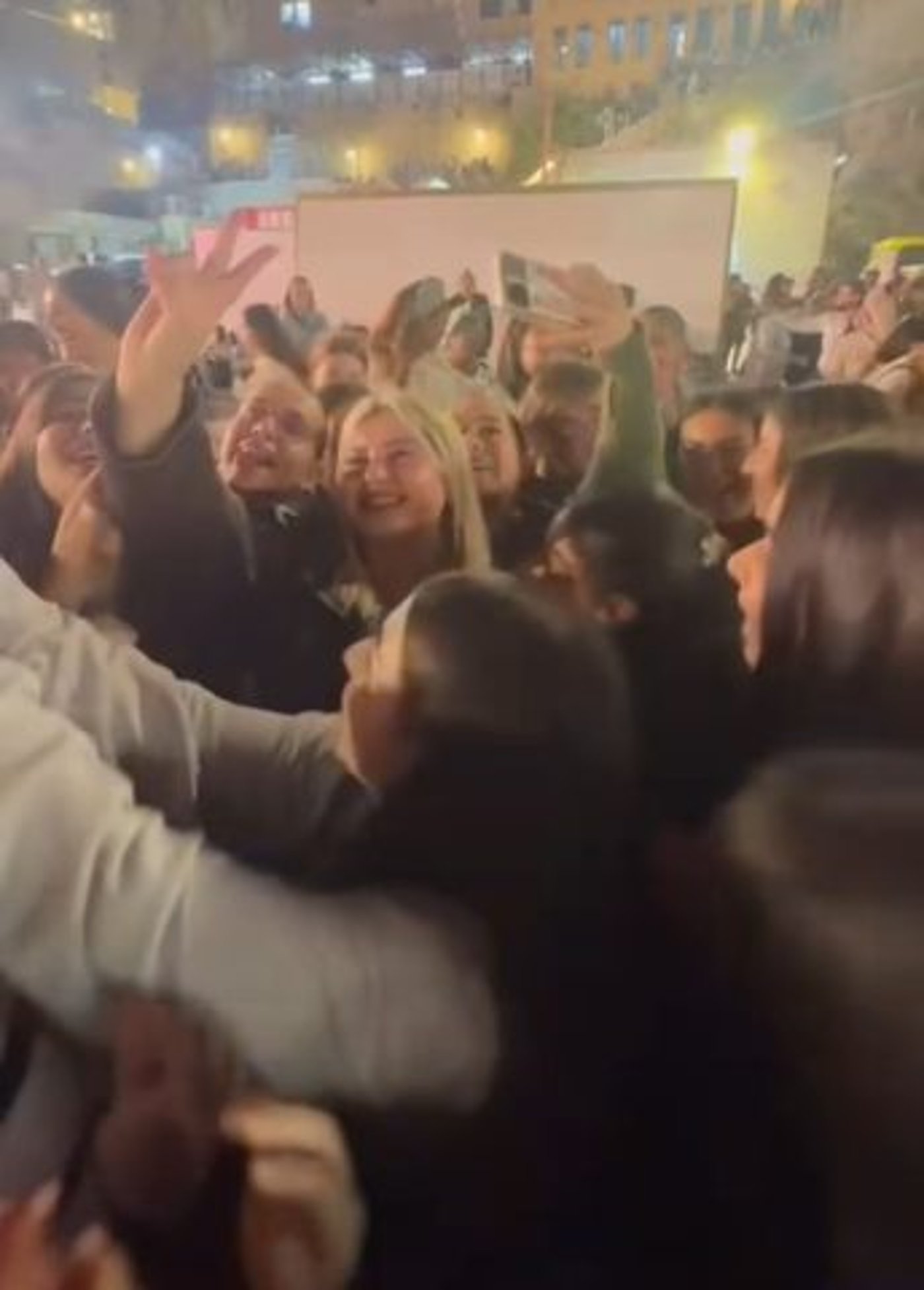 שלקה עם מעריצים בכותל. (צילום מתוך האינסטגרם של שלקה)