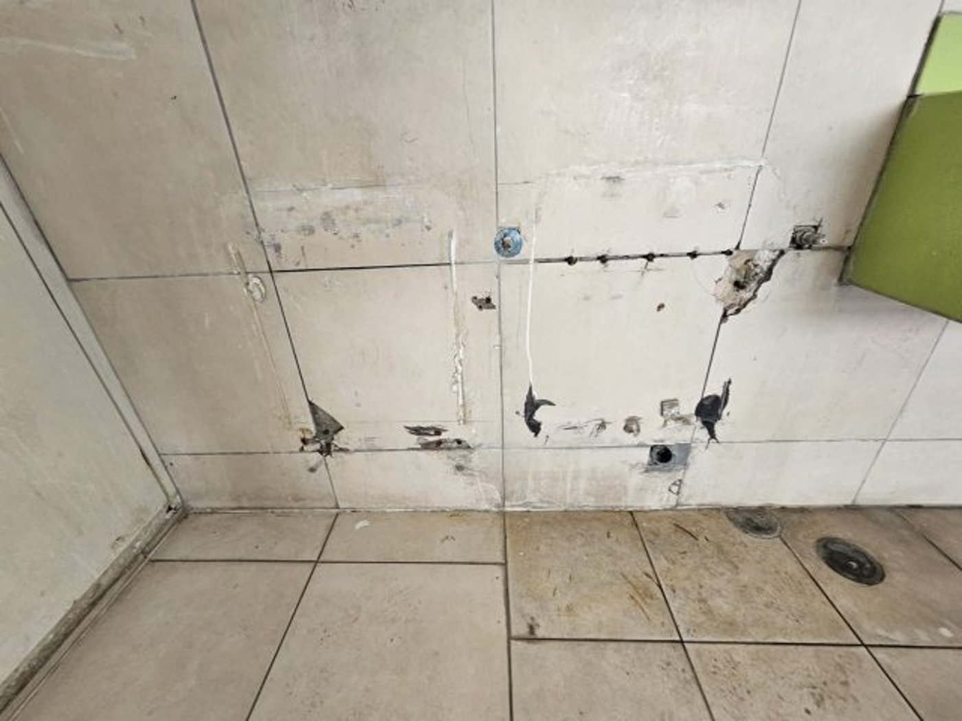 קרמיקות וכיורים שבורים בבית הספר בטלמון.