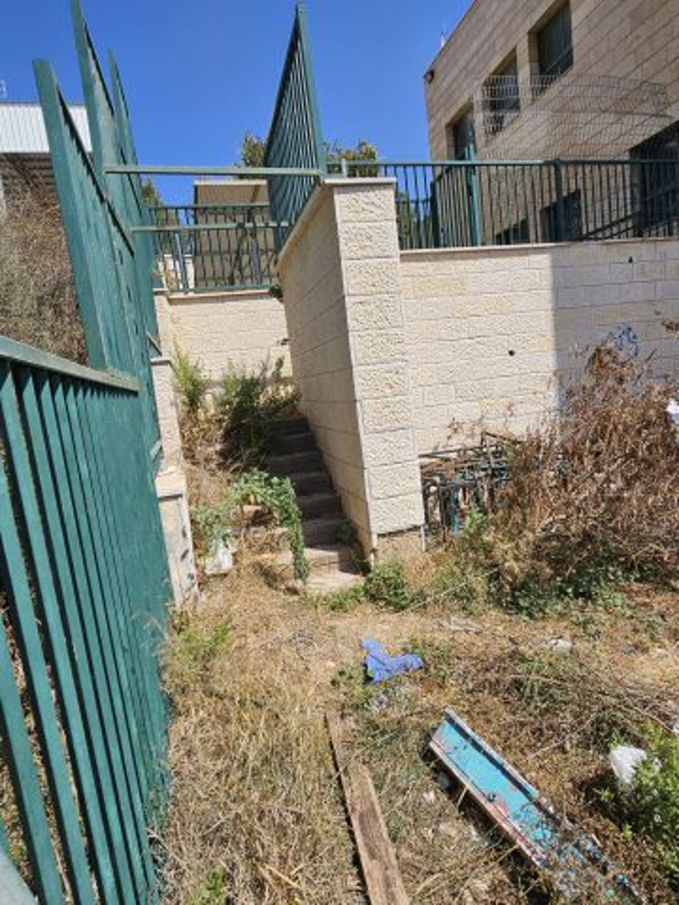 הזנחה בחצר בית הספר בטלמון.