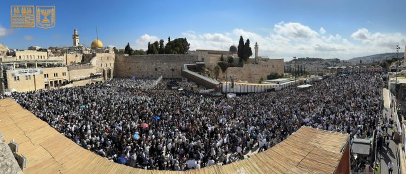 עם שורדי שבי ומשפחות חטופים: צפו במעמד ברכת הכהנים בכותל