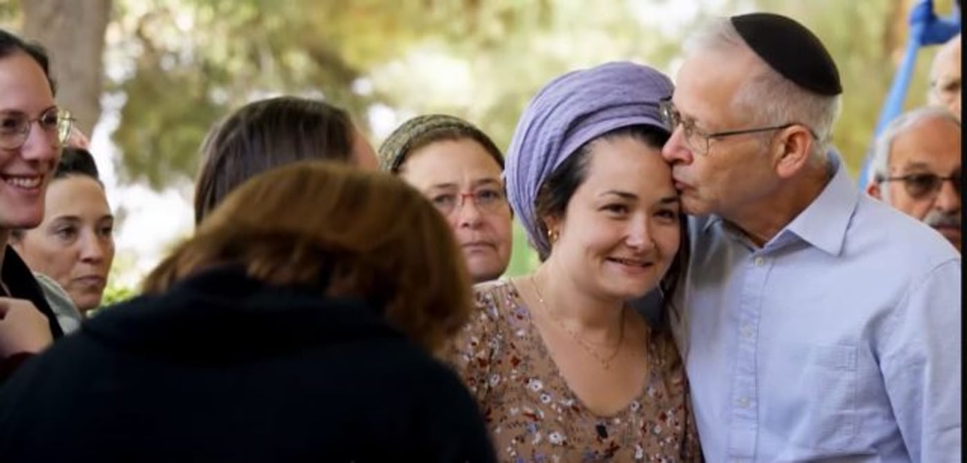 נועה עם אבא שלה. מתוך הסרט "מצפה לו". (באדיבות HOT8)