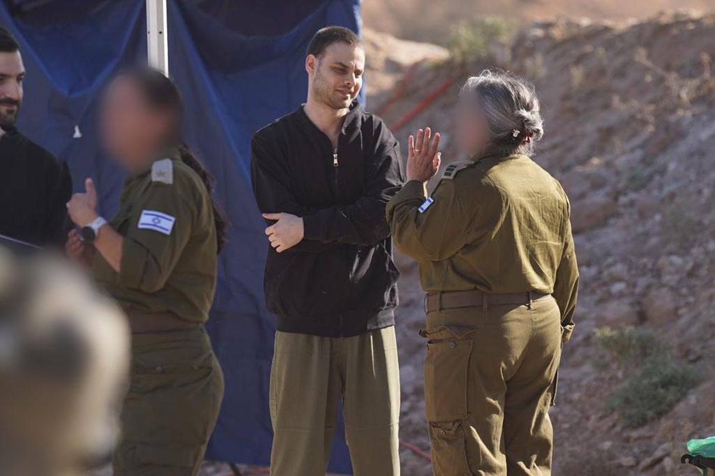 צפו: תמונות ראשונות של החטופים בשטח ישראל