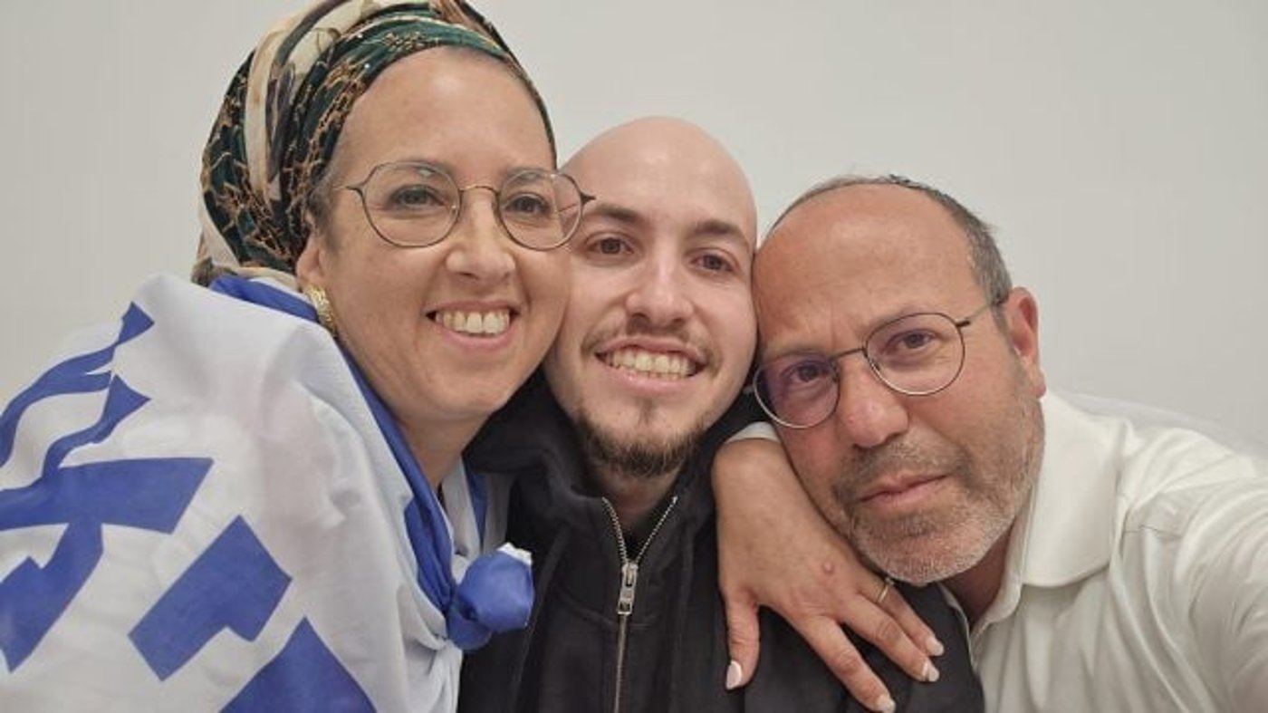 צפו: תמונות ראשונות של החטופים בשטח ישראל