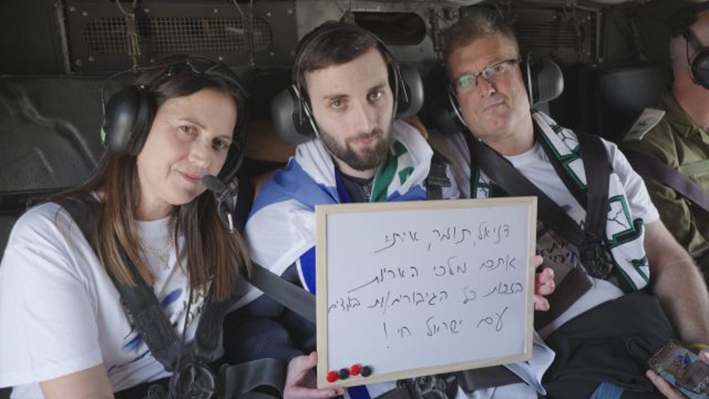 מתן אנגרסט ובני משפחתו בדרך לבית החולים