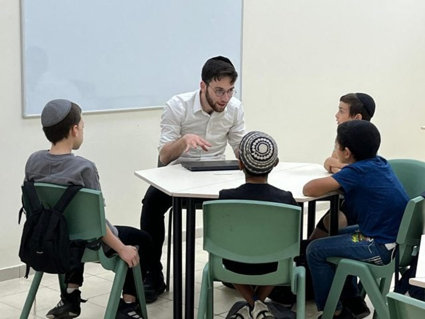 בית הספר החדש למחוננים ביד בנימין. ילדים סרוגים וחרדים בכיתה אחת.
