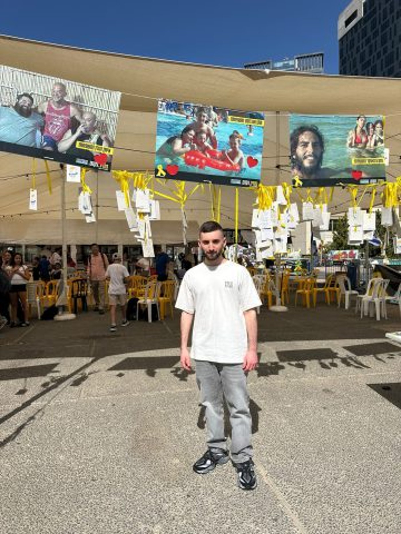 מתן אנגרסט בכיכר החטופים (מטה משפחות החטופים)