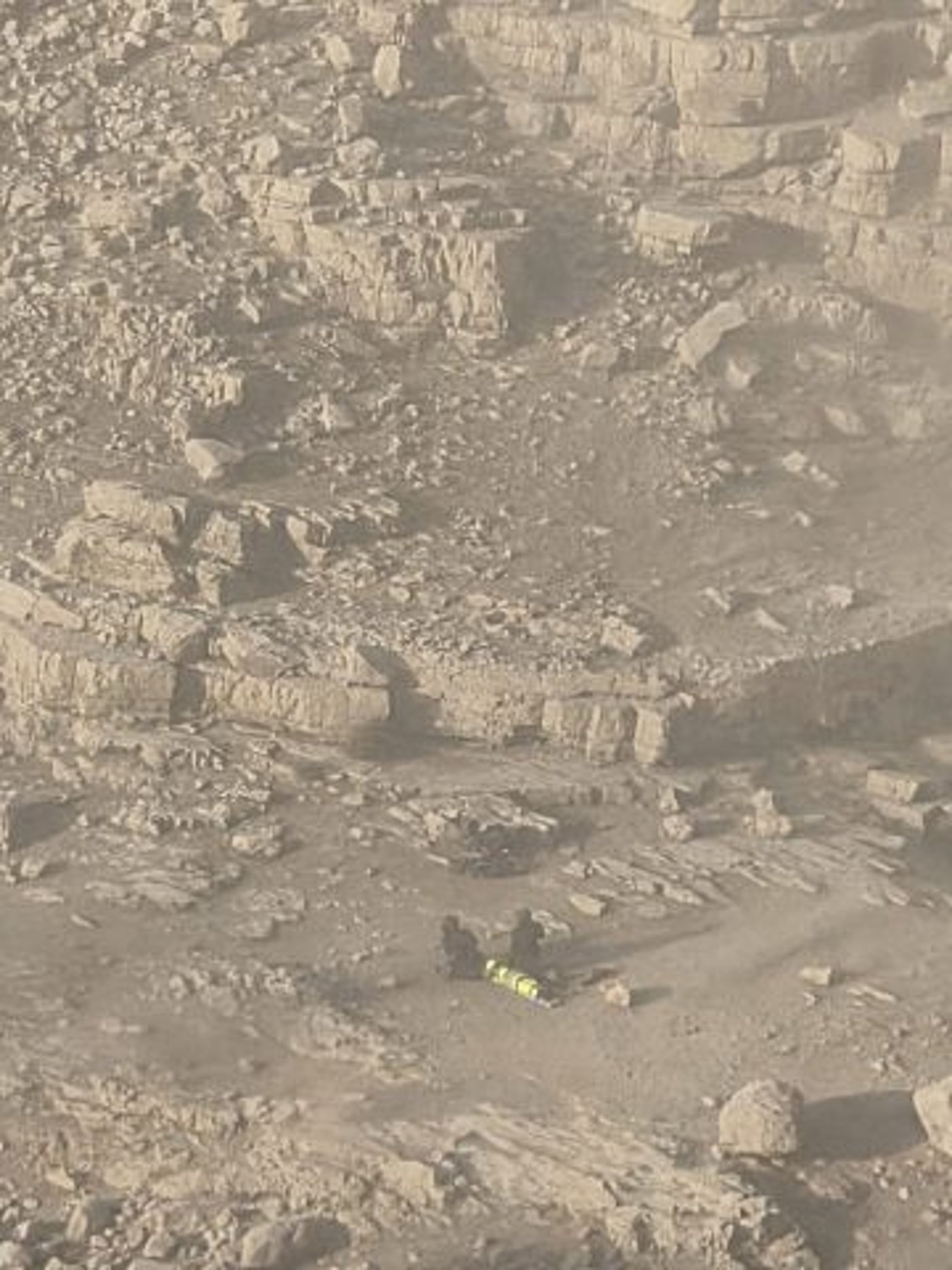 הנקיק ממנו חולץ המטייל |