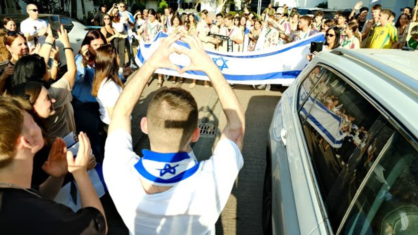 מתן אנגרסט |