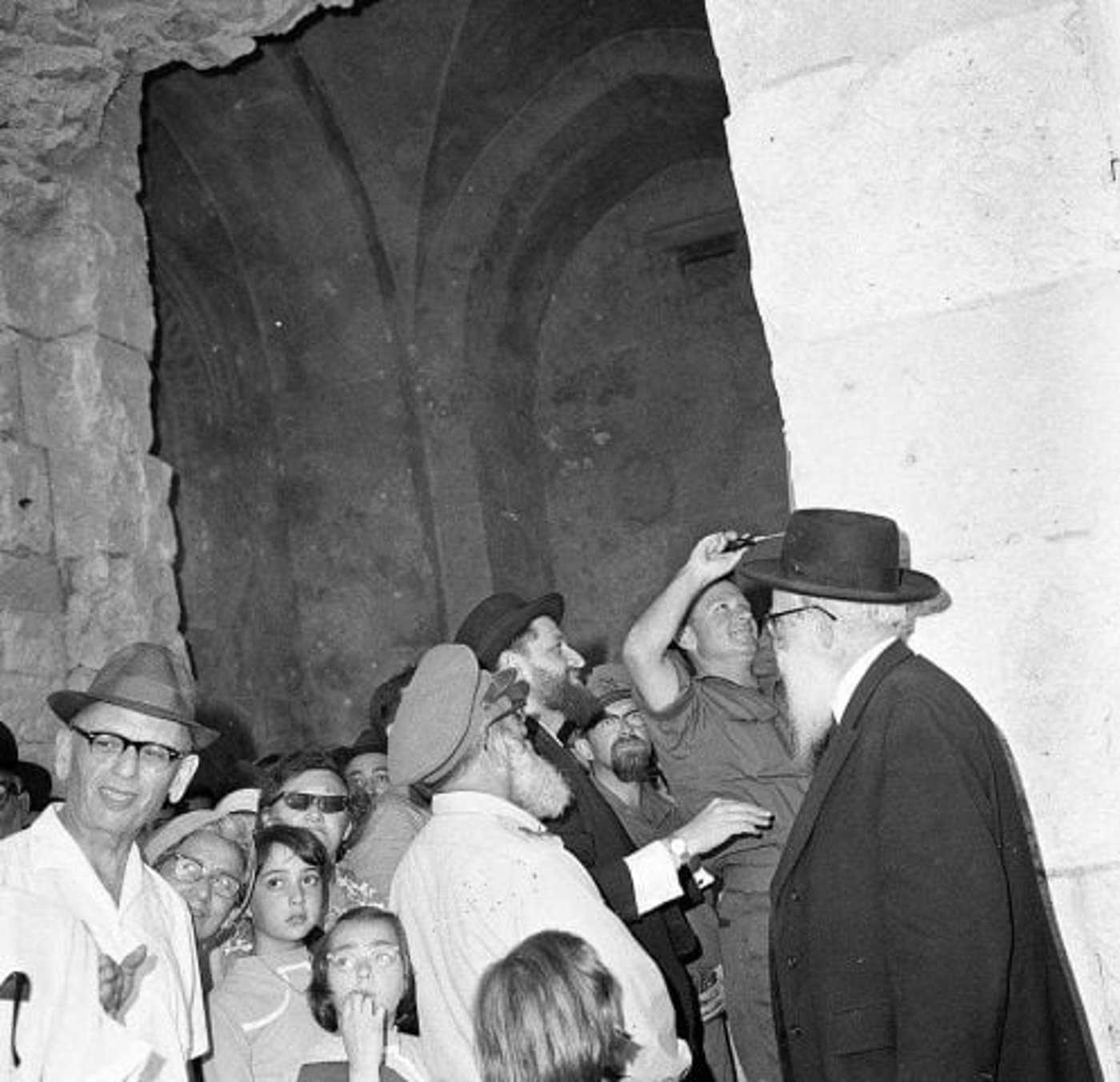 2.7.1967 – קביעת מזוזה בשער ציון במעמד הרב הראשי לצהל, האלוף שלמה גורן, האלוף עוזי נרקיס וחברי מועצת העיר ירושלים (קרדיט לא ידוע)