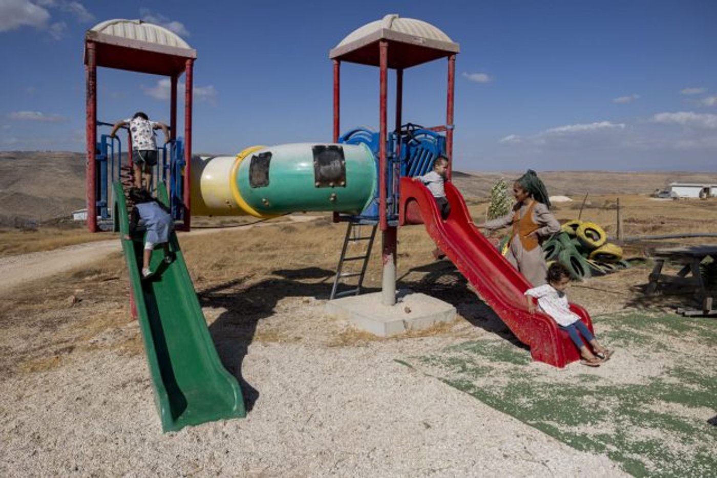 משפחות משחקו במעוז אסתר.