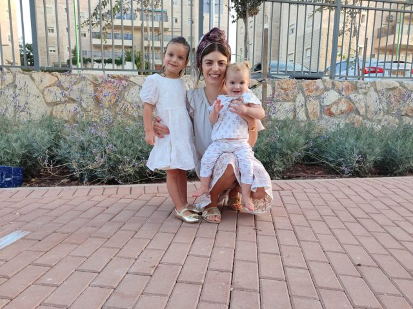 היוצרת של לופאפ, נעמי כהן עם בנותיה (באדיבות המצולמת)