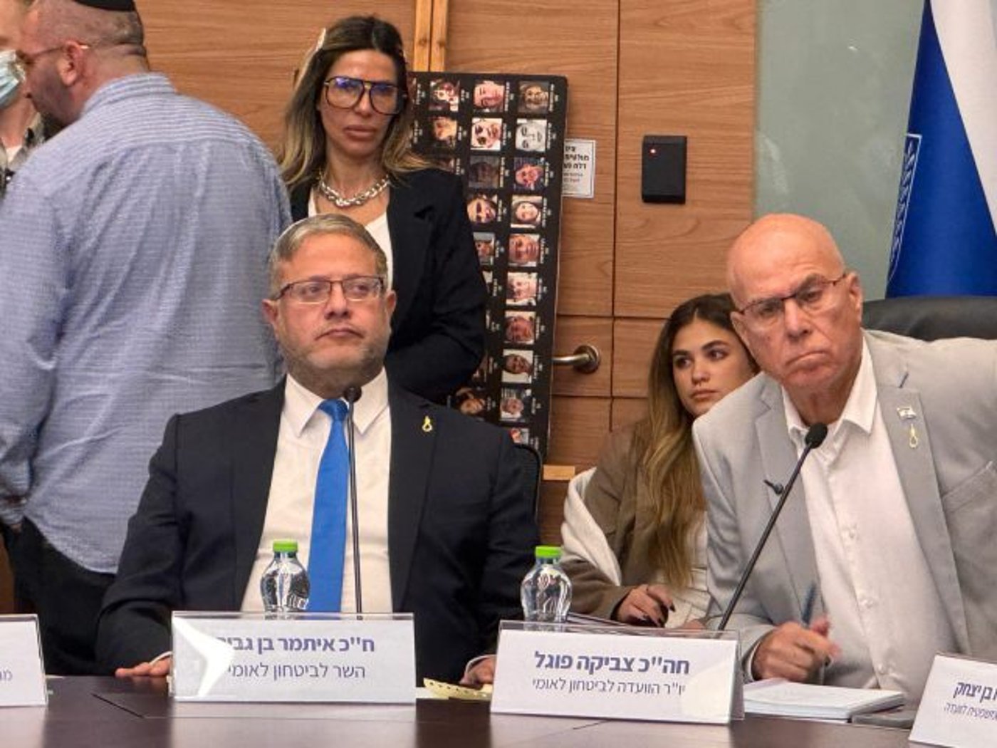 חברי עוצמה יהודית עם סיכה בצורת חבל תלייה (דוברות עוצמה יהודית)
