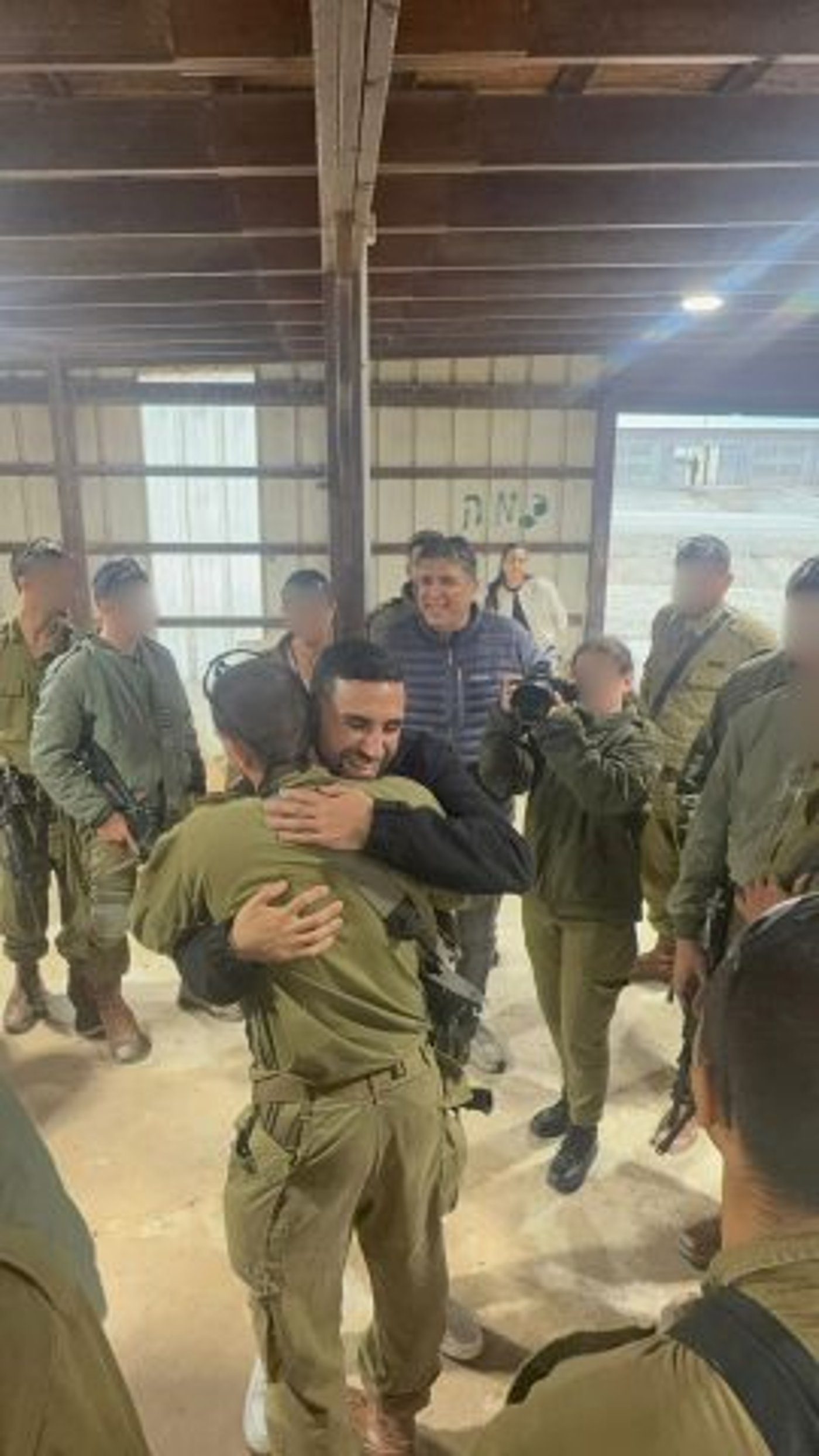 שורד השבי חילק סופגניות ללוחמים: "עזרתם לי להחזיק מעמד"