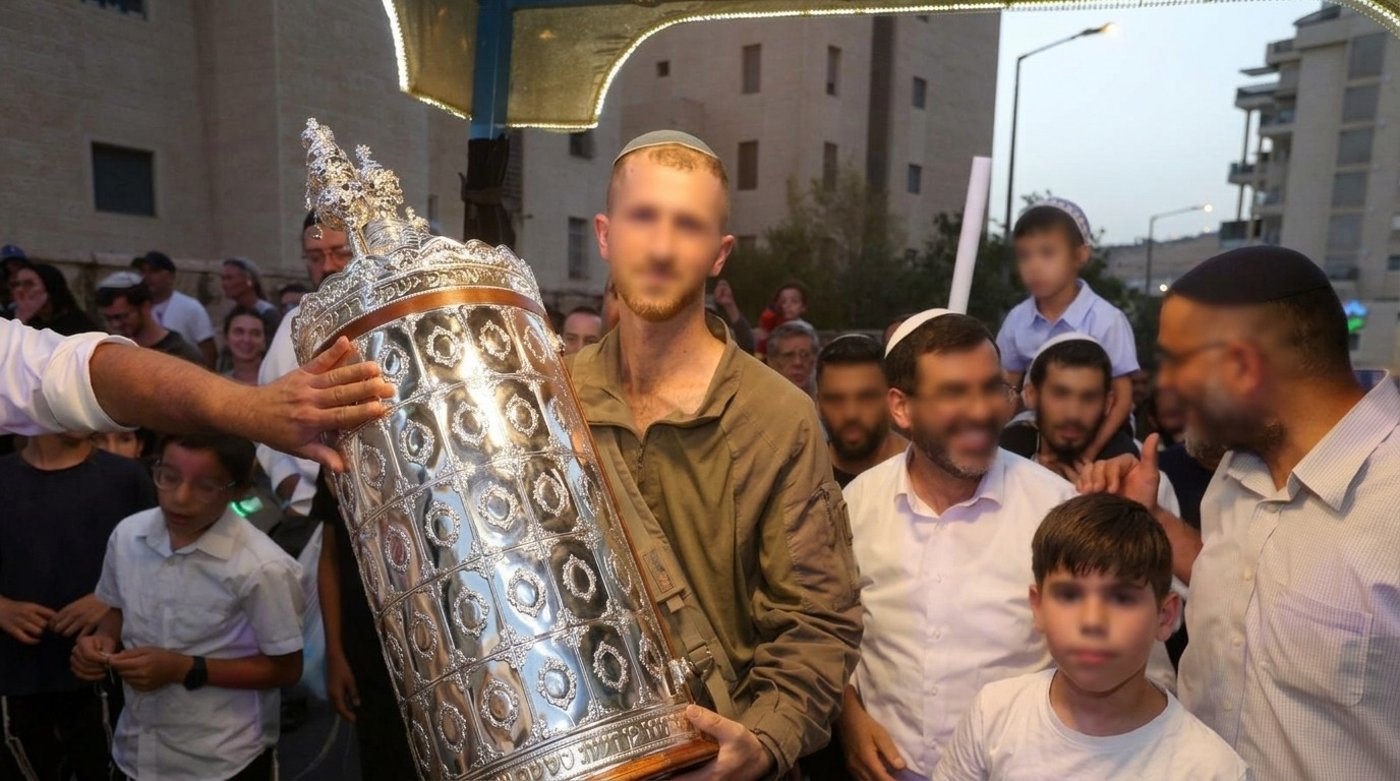 מ.פ עם ספר התורה
